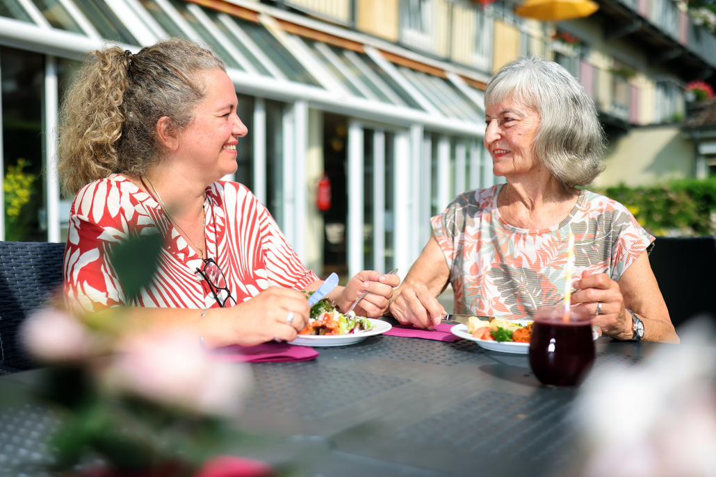 warmer-mittagstisch-im-café-1030x687